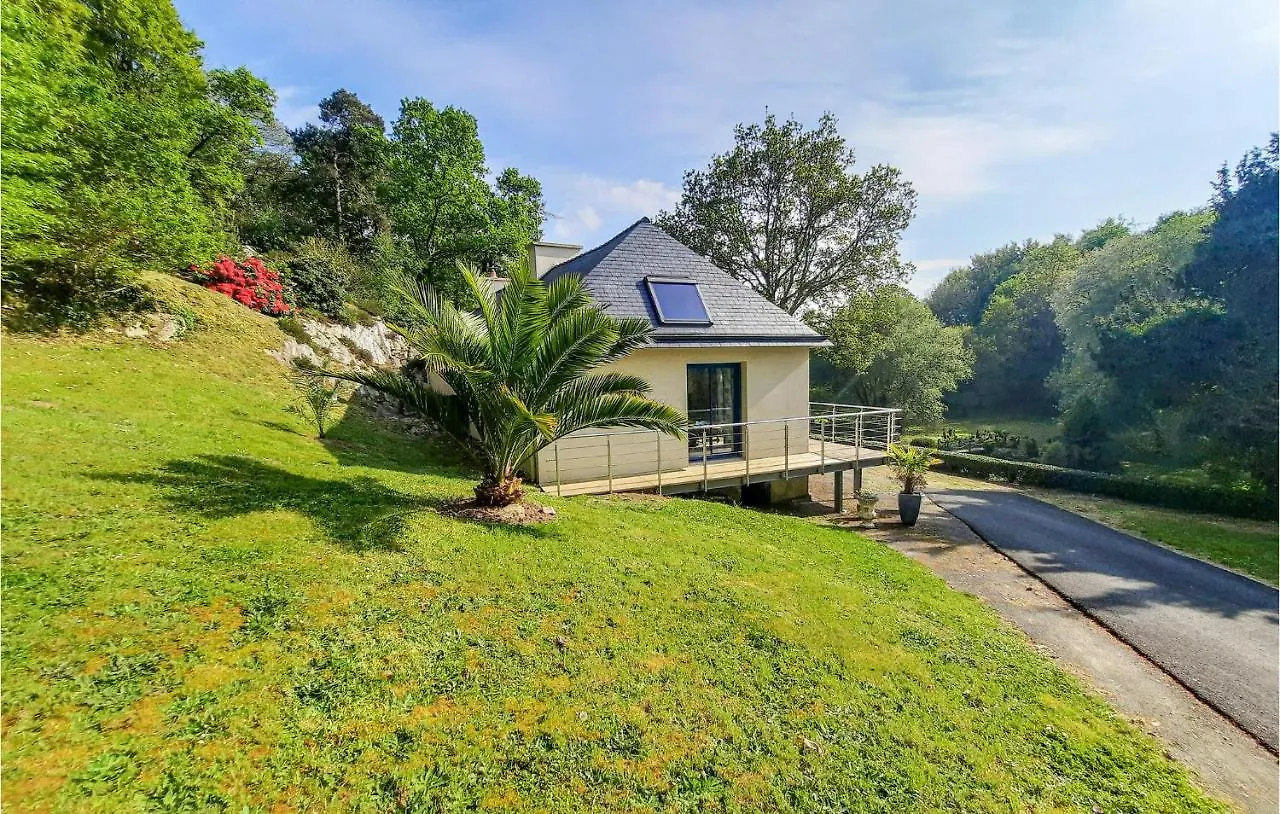 Dom wakacyjny Beautiful Home In Plouigneau With Kitchen